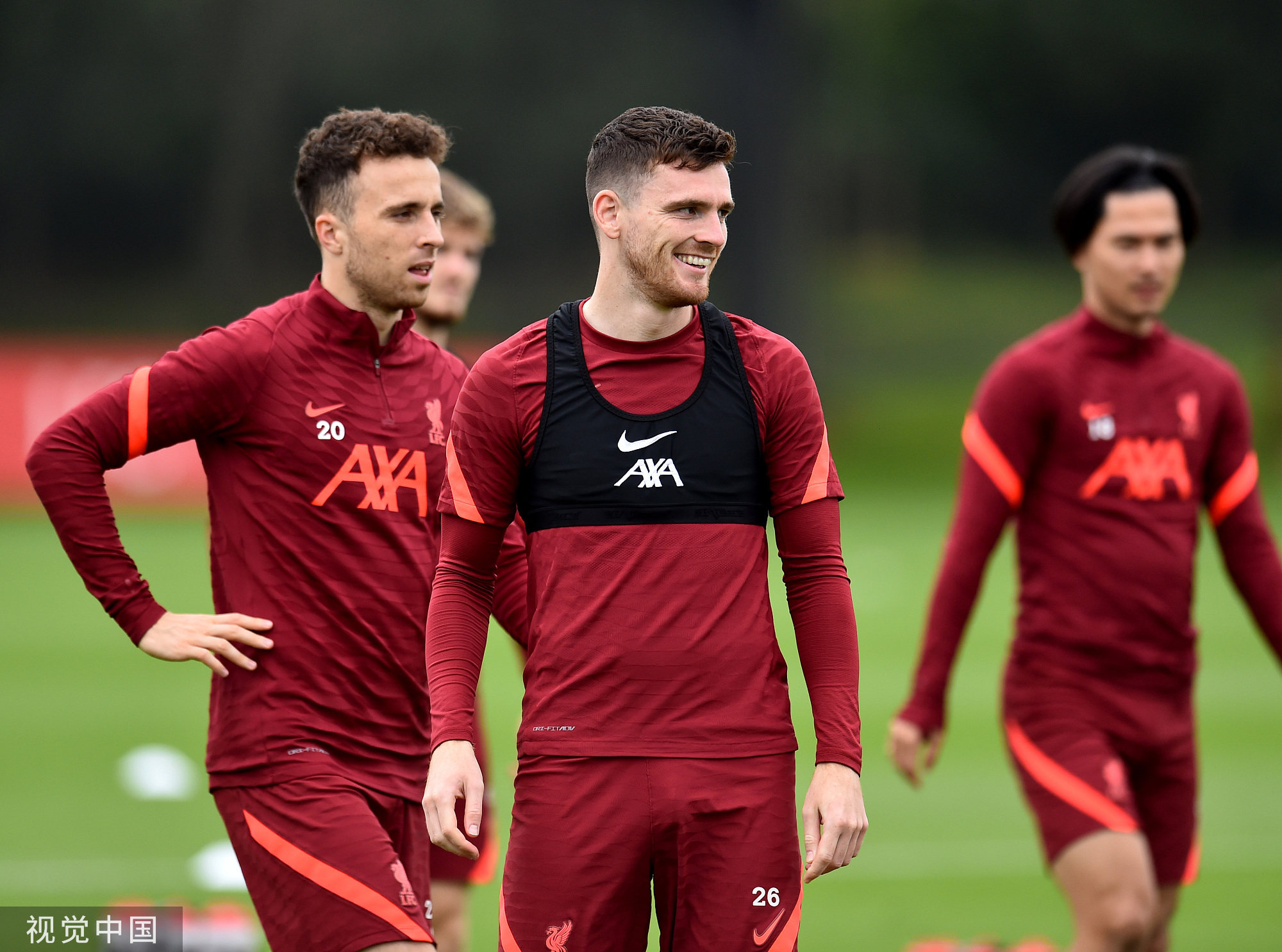 缩在单一半 缩在单一半